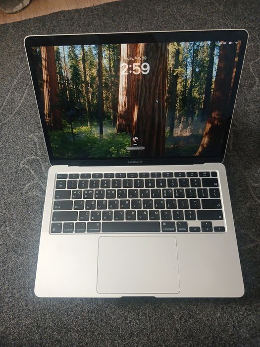 Kosmik kulrang rangdagi M1 13 dyuymli MacBook Air sotilmoqda.

Texnik