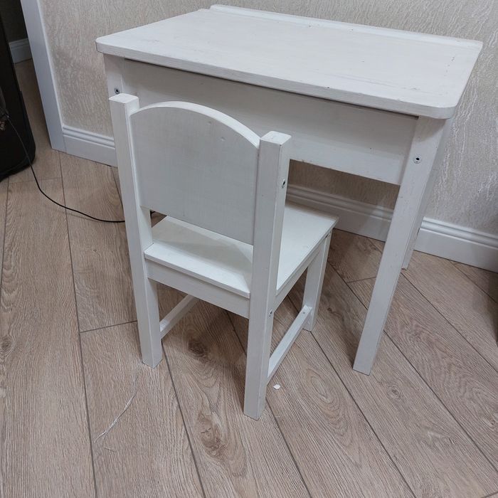Детский стол со стулом, стеллаж Икея