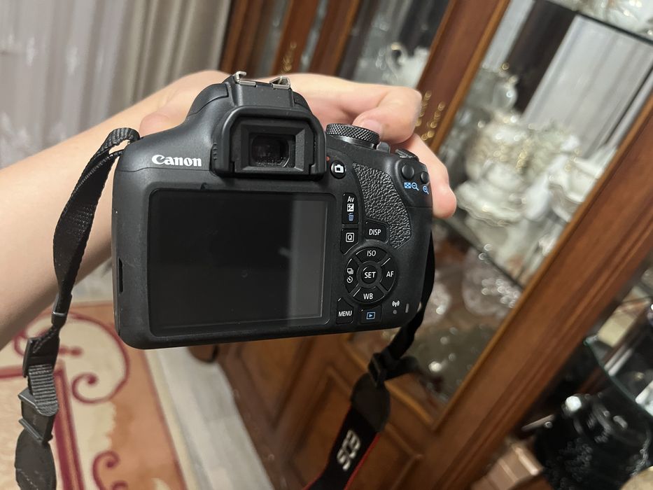 Фотокамера Canon EOS 2000d