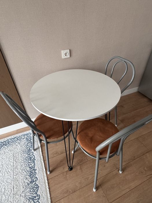 Продам стол и 3 стула, б/у