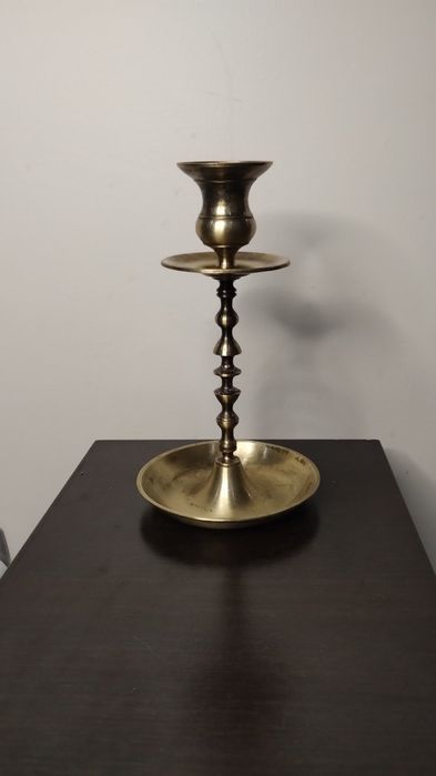 Много нестандартен, красив свещник за една свещ. Месинг.