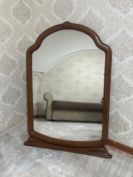 Зеркало в деревянной раме