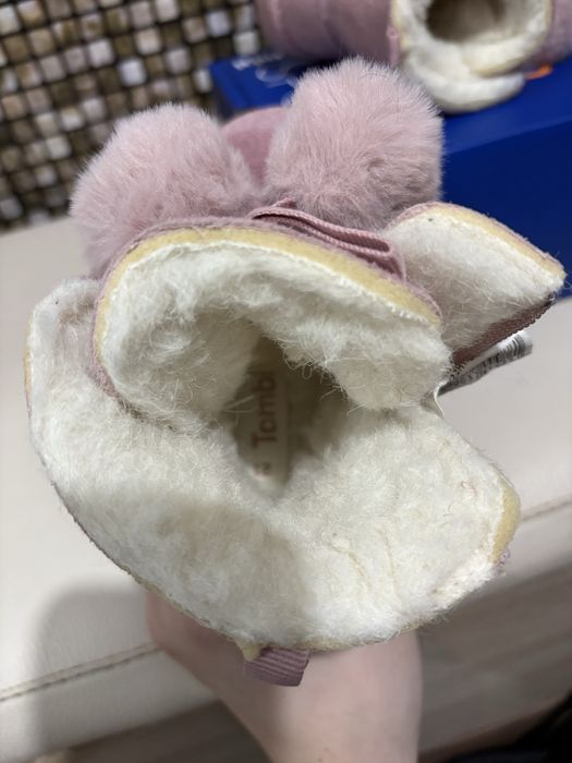 Продаю детскую обувь (угги)