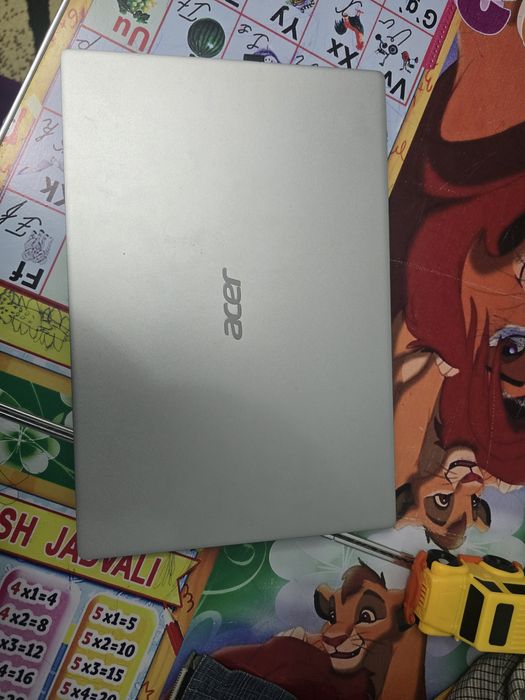 Acer swift. 256 gb ssd. 4 yadro. Metal korpus. Batareyka zo'r ushlaydi