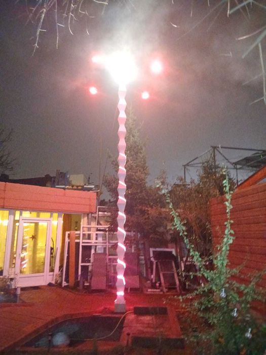 Coloana Infinitului – Stâlp de lumină sculptural, inspirație Brâncuși