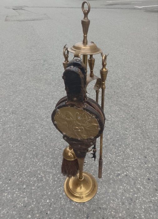Set ustensile pentru șemineu din bronz ,piese cu o lucrătură de