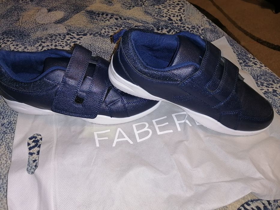 Продам кроссовки для подростка.