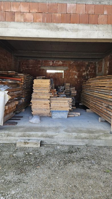 Vănd teren în suprafață de 2400 metri pătrați