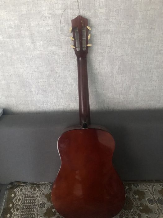 Продам гитару 6ти струнную