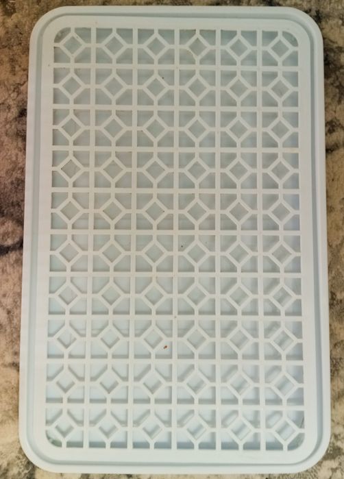 Пластиковая посуда,2 кухонных набора с подставкой,подставка,сушилка.