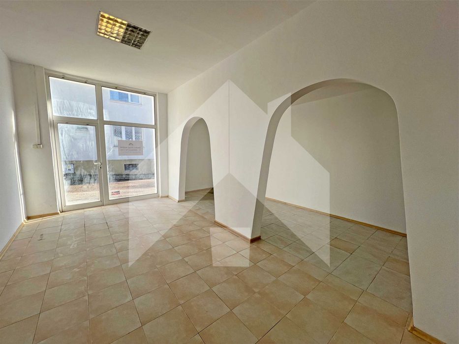 Дава под наем МАГАЗИН 43 кв.м. в гр. Нови пазар. Зад ОБЩИНАТА.