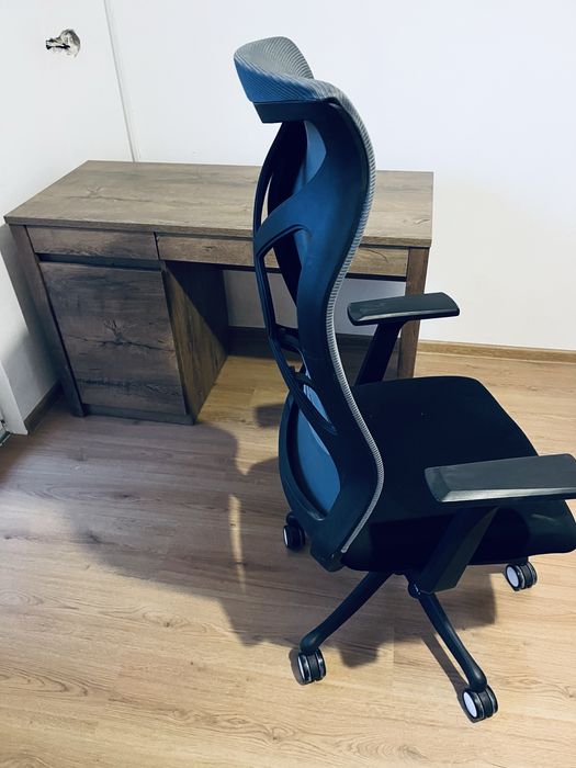 Продавам стол и бюро в отлично състояние, може и по отделно.