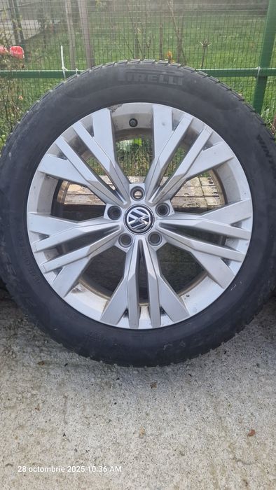 Vând set 4 jante Volkswagen R17 + anvelope Pirelli