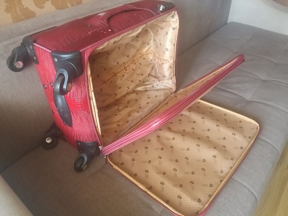 Чемодан с колесиками