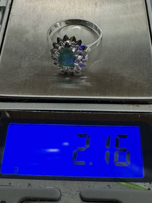 Inel aur alb 18k cu smarald și diamante laterale – mărimea 54