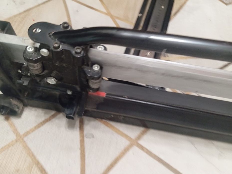 Ручной плиткорез с лазерем.