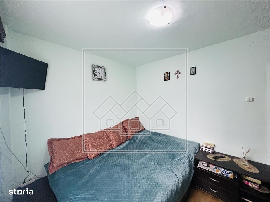 Ap decomandat, cu 2 camere, balcon, etaj intermediar - M. Viteazu
