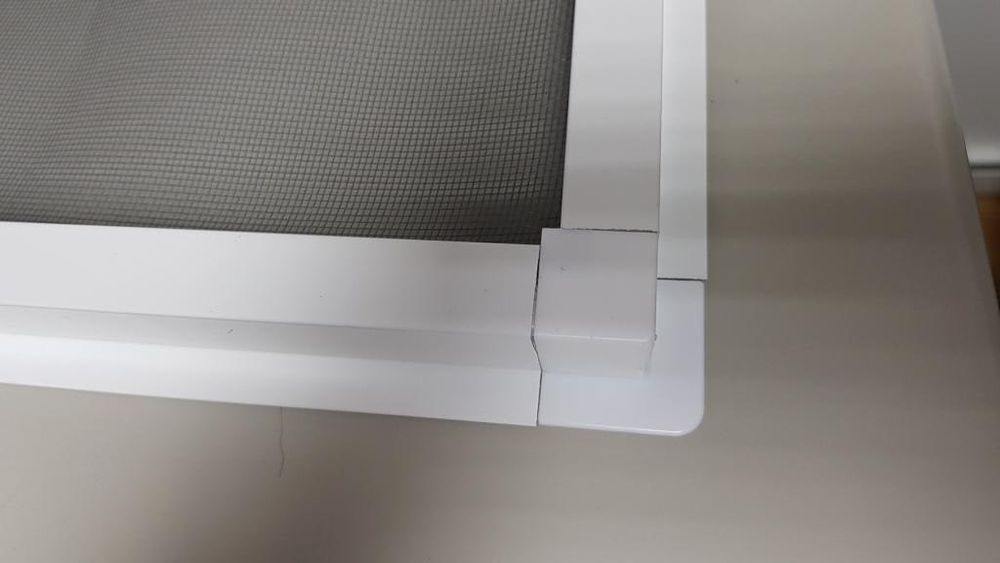 Москитные сетки внутренняя просто вкладывается в раму окна