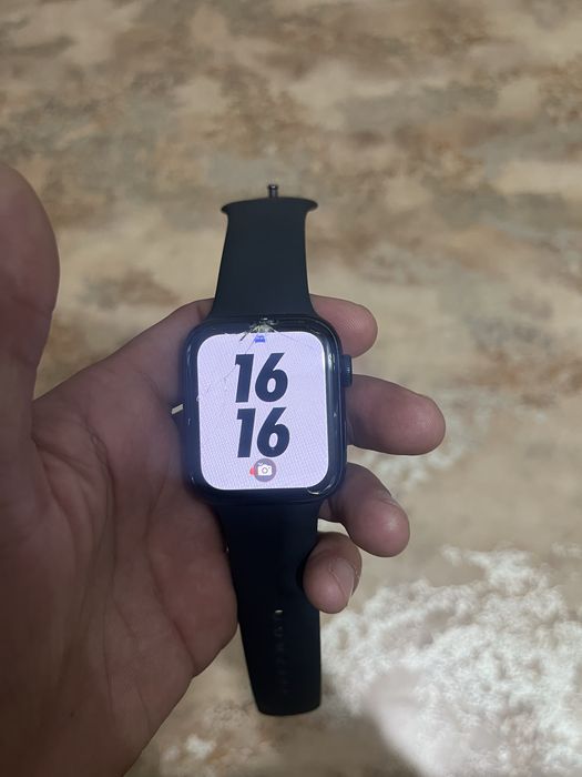 Продам apple watch se2 44mm,разбито стекло экрана, сенсор все работает
