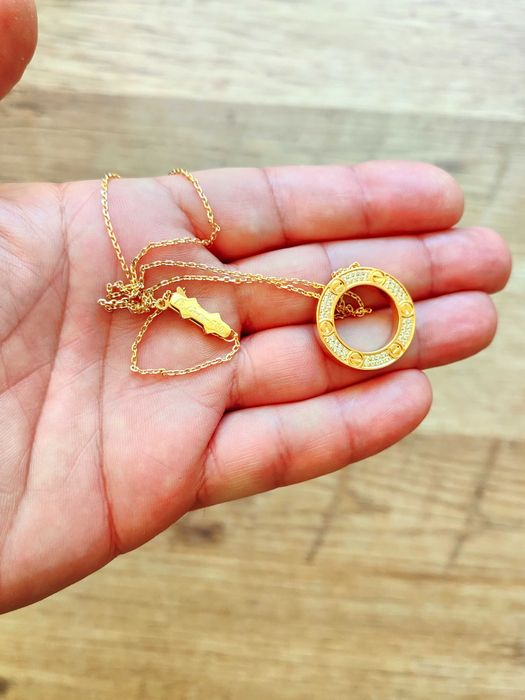 Колие Cartier Love с циркониеви камъни, висулката е с надпис