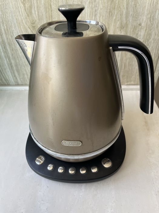 Электрический чайник Delonghi