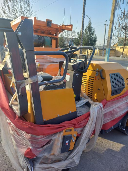 Каток в Узбекистане. Бренд Асфальт выбро каток . 3 тоннали . 51 от куч