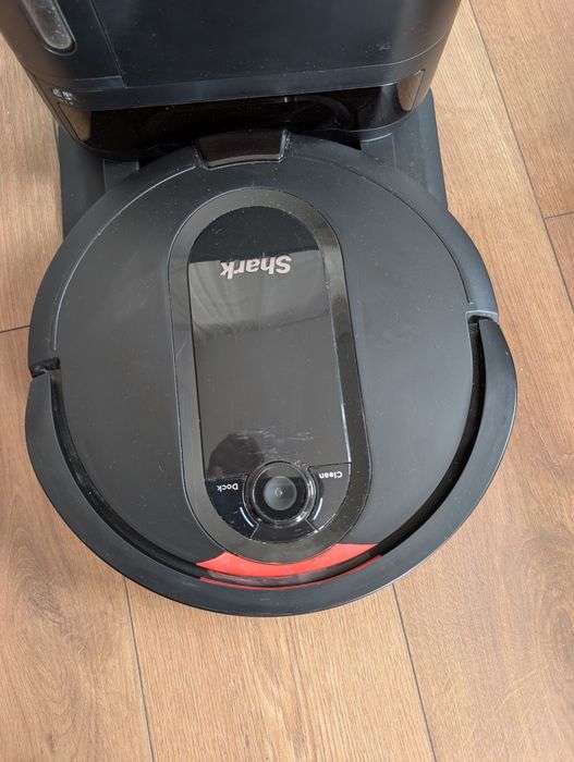 Aspirator robot Shark IQ cu statie de golire automata