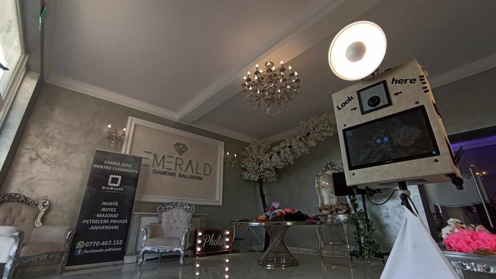 Cabinã foto/PhotoBooth/SelfieBox pentru evenimente