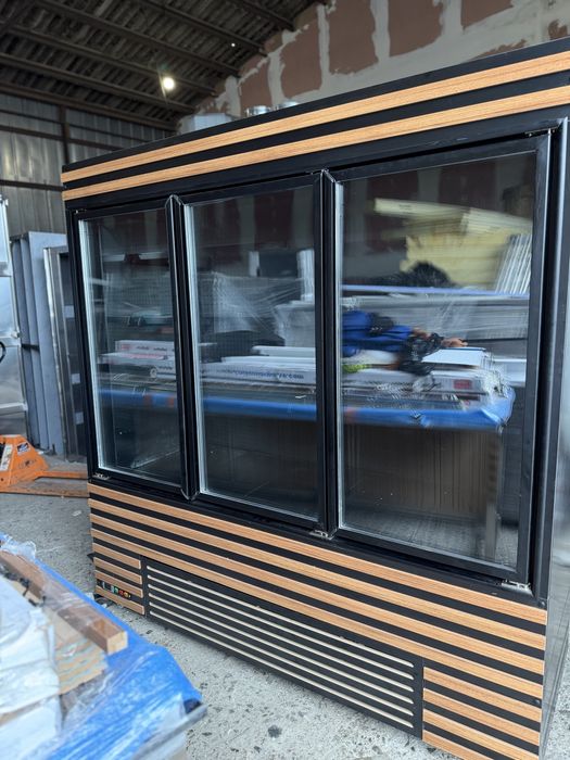 Хладилна витрина вертикална