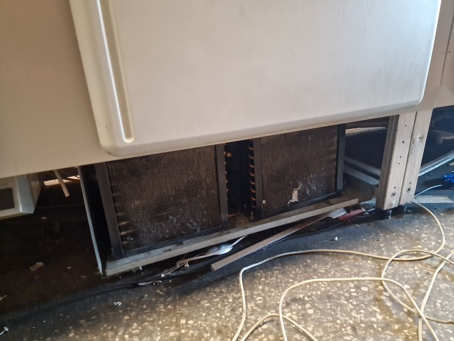 Щандова хоризонтална хладилна витрина с вграден агрегат