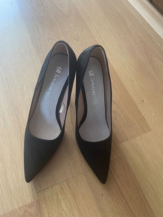 Продавам дамски велурени обувки на ток