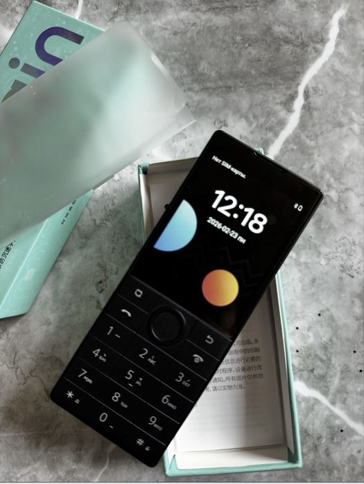 Полусенсорный телефон