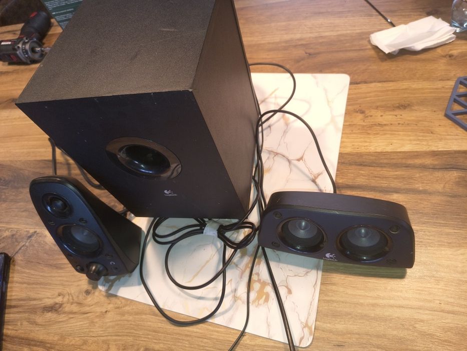 Logitech, putere totală 75W, cu subwoofer ce redă bass ul destul de cl