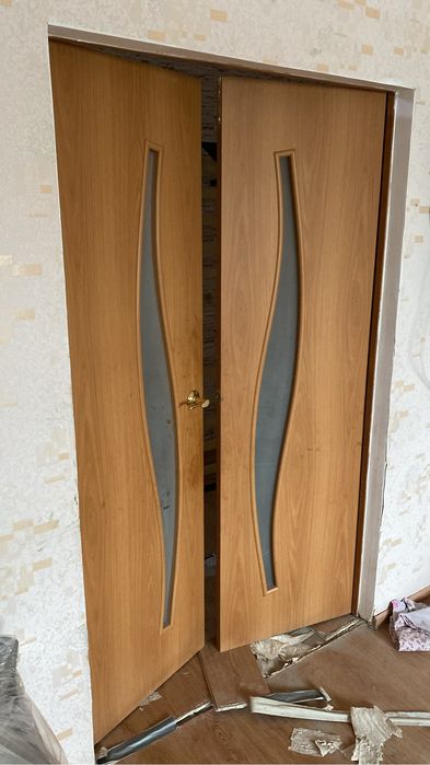 Продам б/у двери, ламинат! Самовывоз!!!