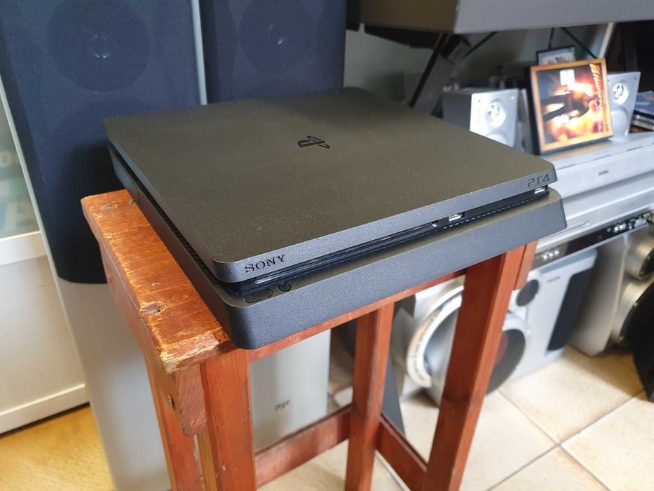 PS4 Play Station 4 Slim 500GB с джойстик и кабели.