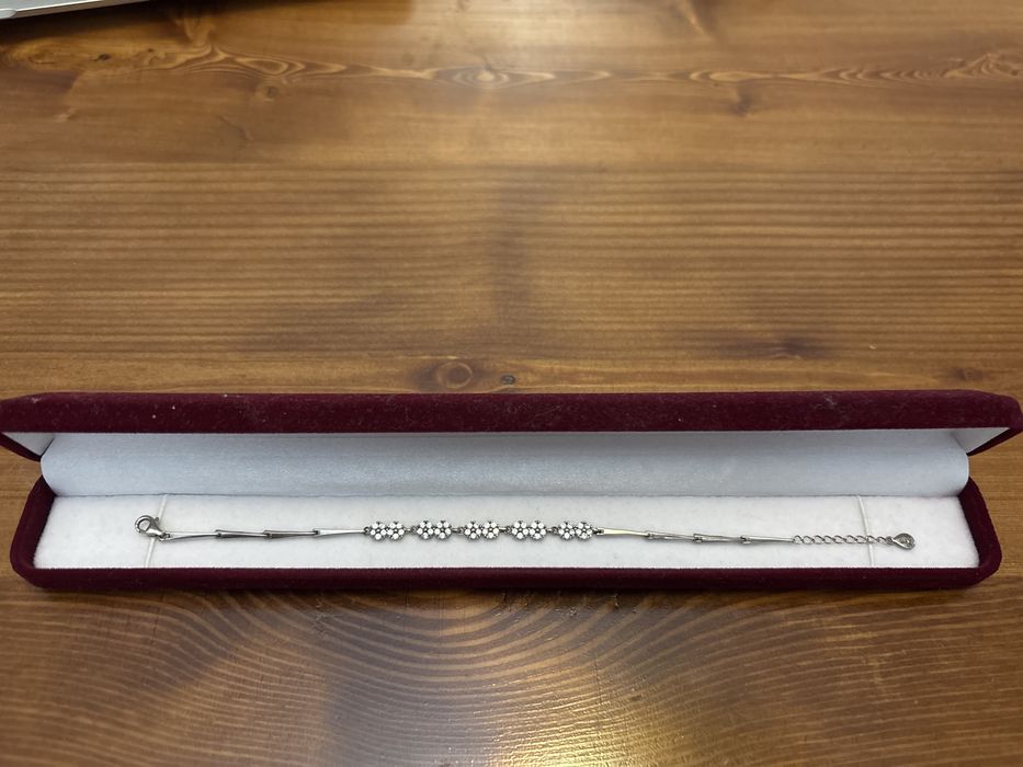 Сребърна гривна с камъчета от цирконии