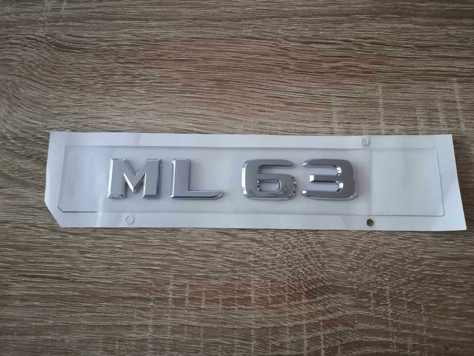 сребрист надпис Mercedes Benz ML 63