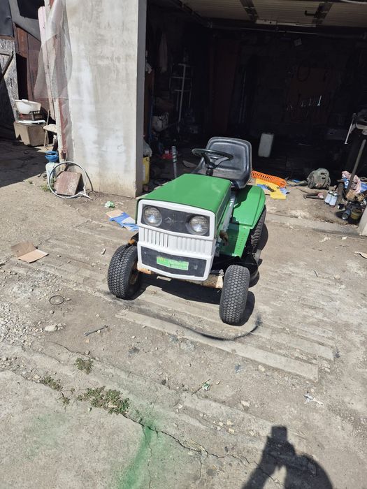 Tractoras gazon tuns iarba