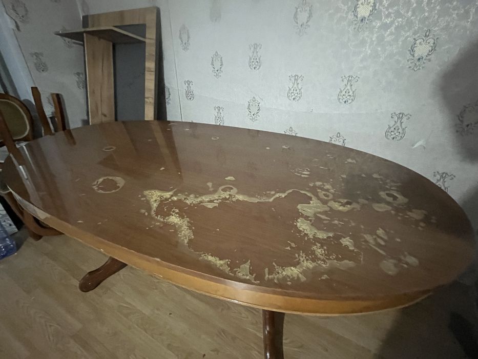 Продам деревянный обеденый стол.