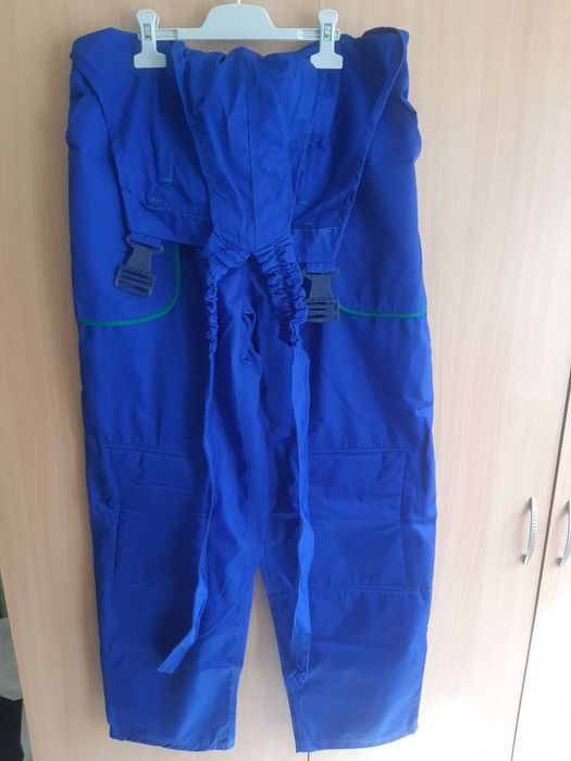 Vand șalopetă nouă (pantalon cu pieptar și jachetă)