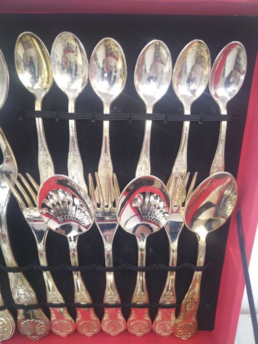 Италиански посребрени прибори за хранене. 
Комплекта е в кутия и е за