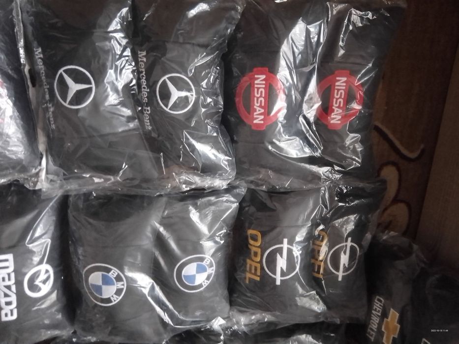 Високо качество черни кожени възглавници с надпис емблема