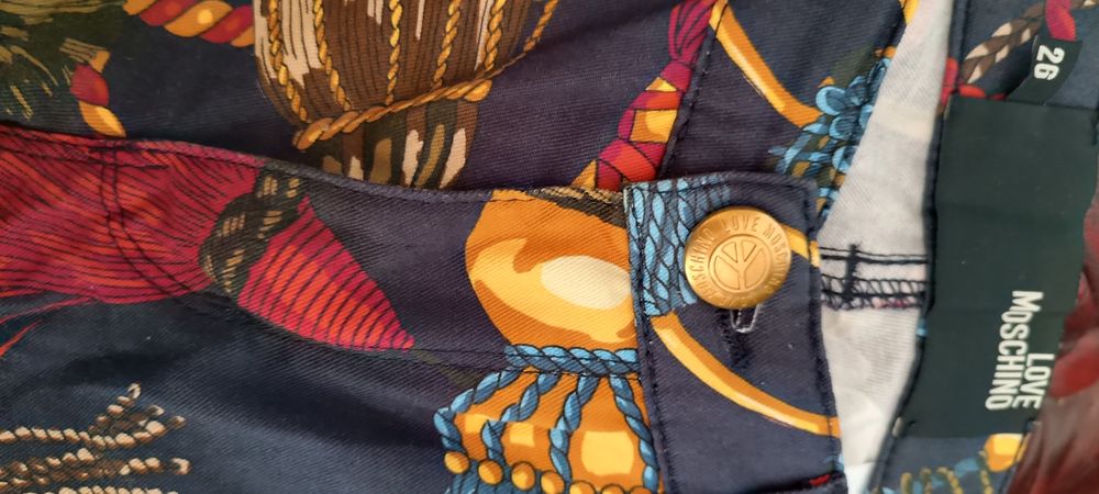 Pantaloni "Love Moschino", Noi
