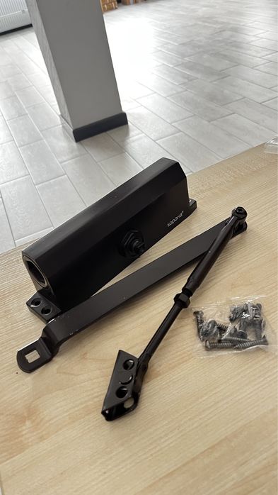 Доводчик для входной двери        .