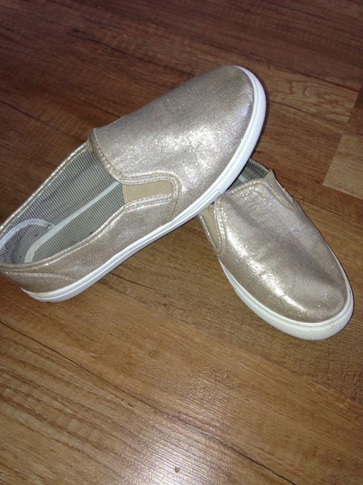 нови бели и златисти обувки.