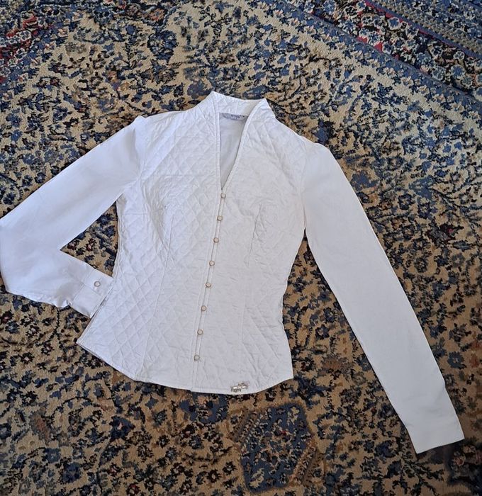 Белая блузка с приталенным силуэтом