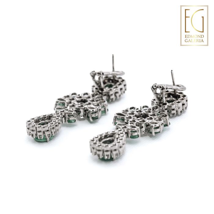 Pereche de cercei din aur alb, decorată cu smaralde și diamante