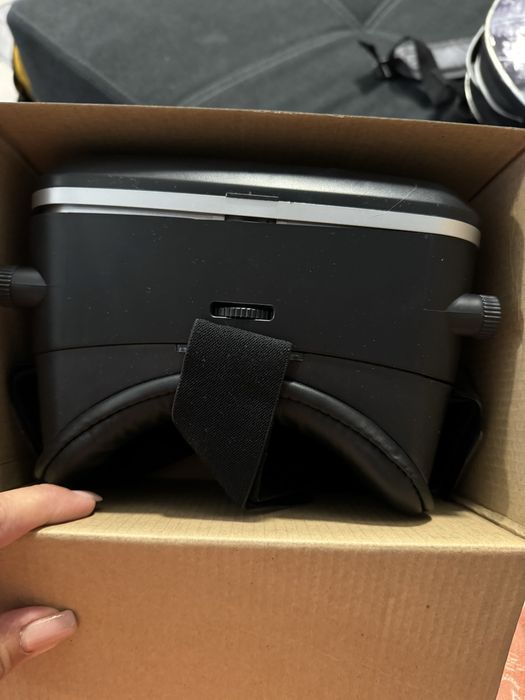 Virtual reality glasses