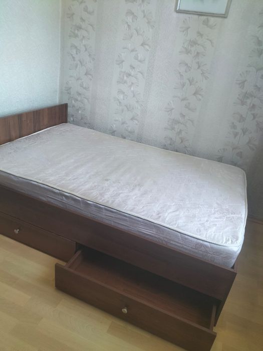 Кровать с матрасом
