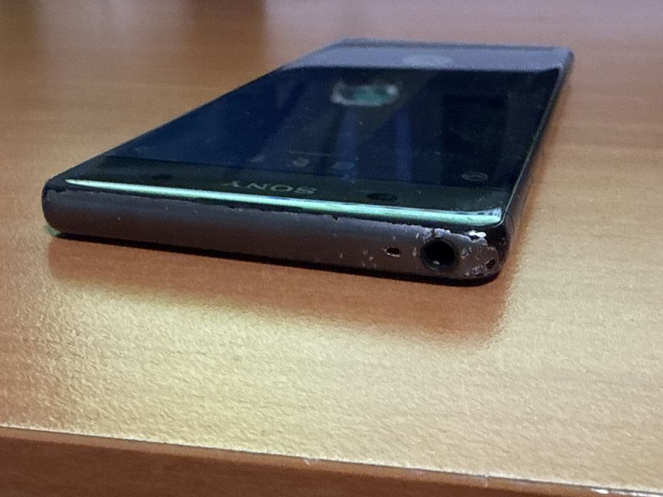 Sony Xperia XA - с лош дисплей.